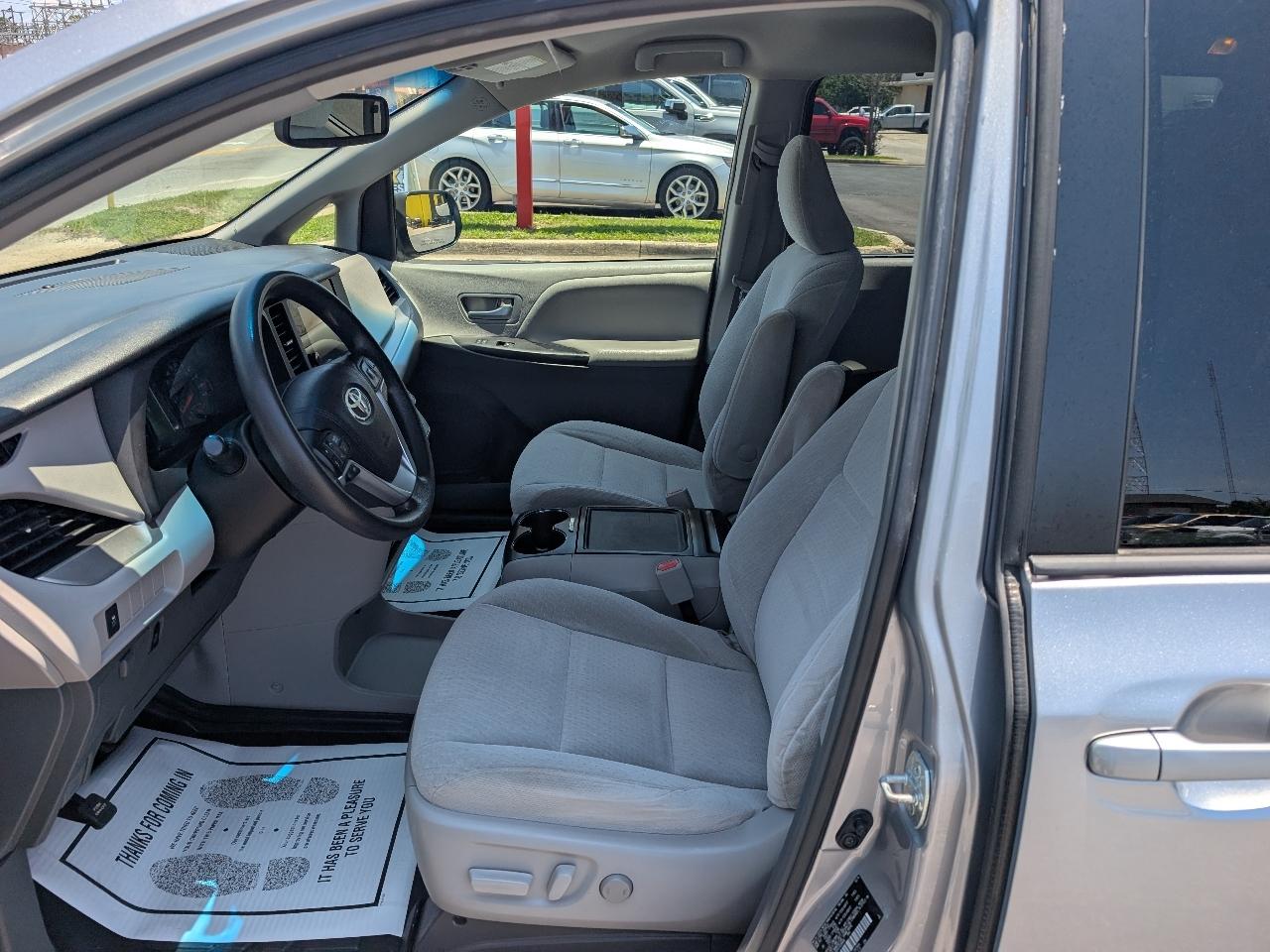 Toyota Sienna 5dr 8-Pass Van LE FWD (Natl) 2015