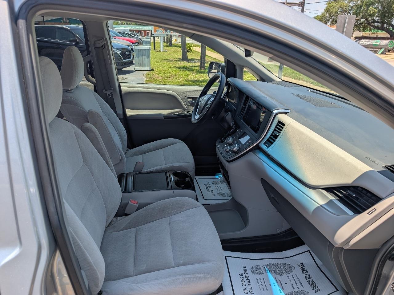 Toyota Sienna 5dr 8-Pass Van LE FWD (Natl) 2015