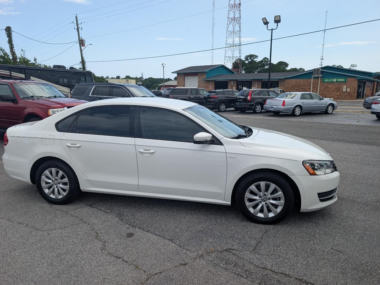 Volkswagen Passat 4dr Sdn 1.8T Auto Wolfsburg Ed 2014