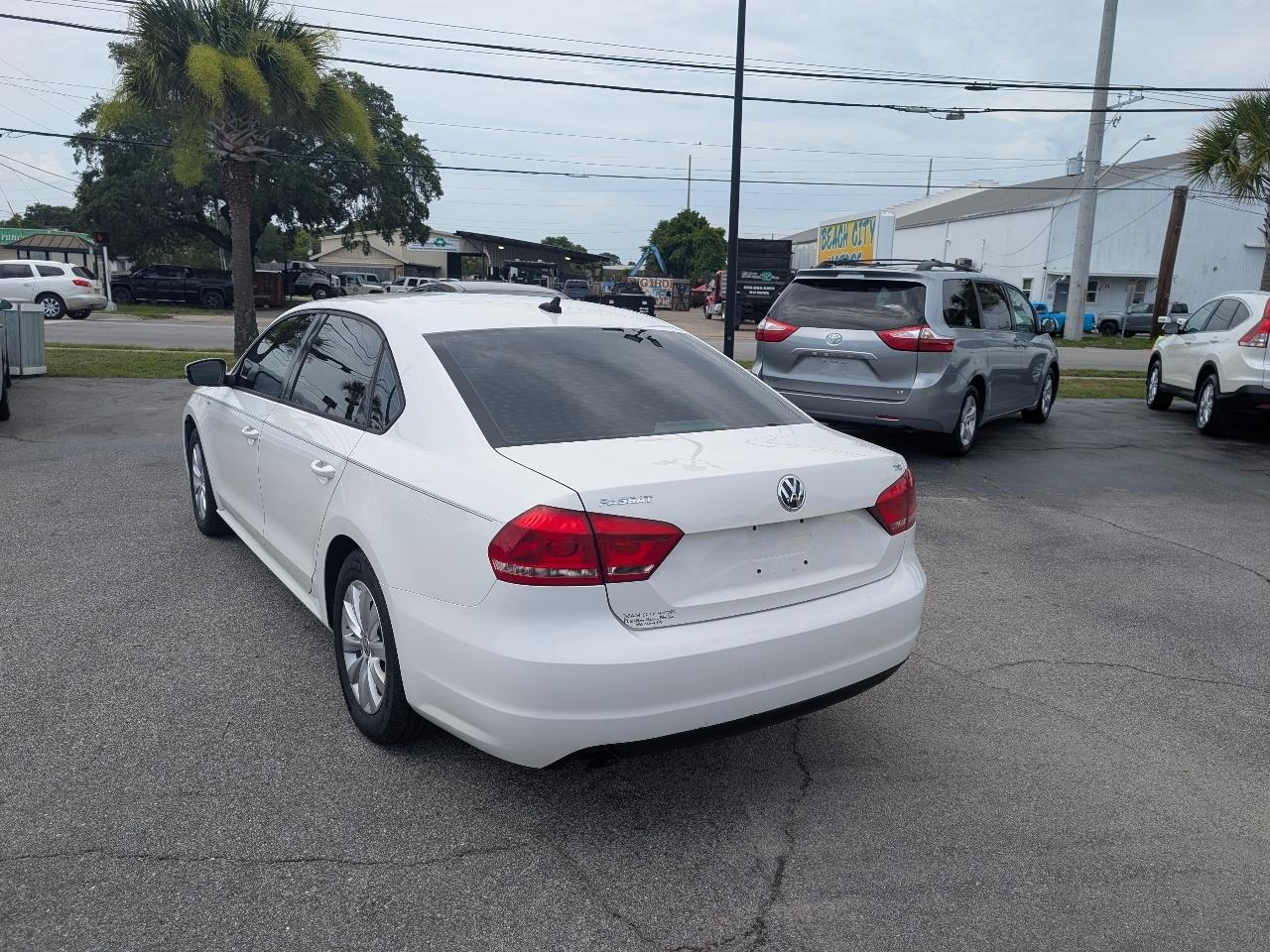 Volkswagen Passat 4dr Sdn 1.8T Auto Wolfsburg Ed 2014