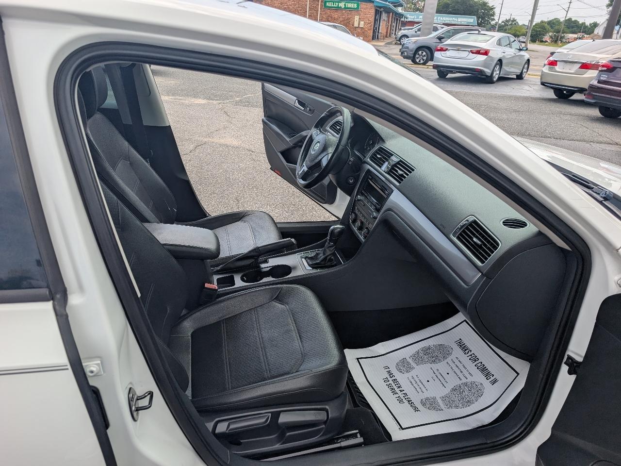 Volkswagen Passat 4dr Sdn 1.8T Auto Wolfsburg Ed 2014