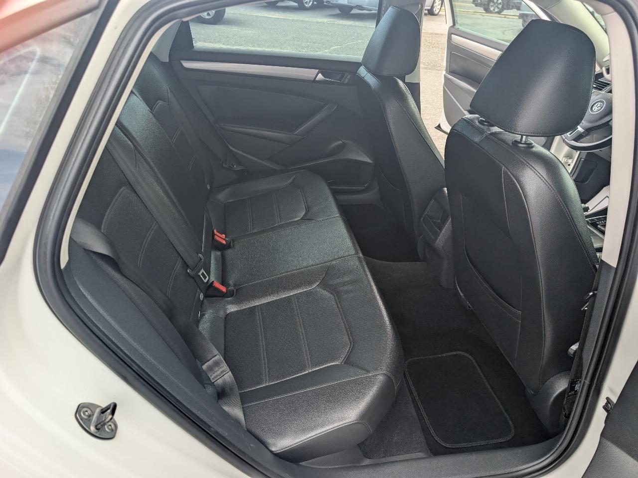 Volkswagen Passat 4dr Sdn 1.8T Auto Wolfsburg Ed 2014