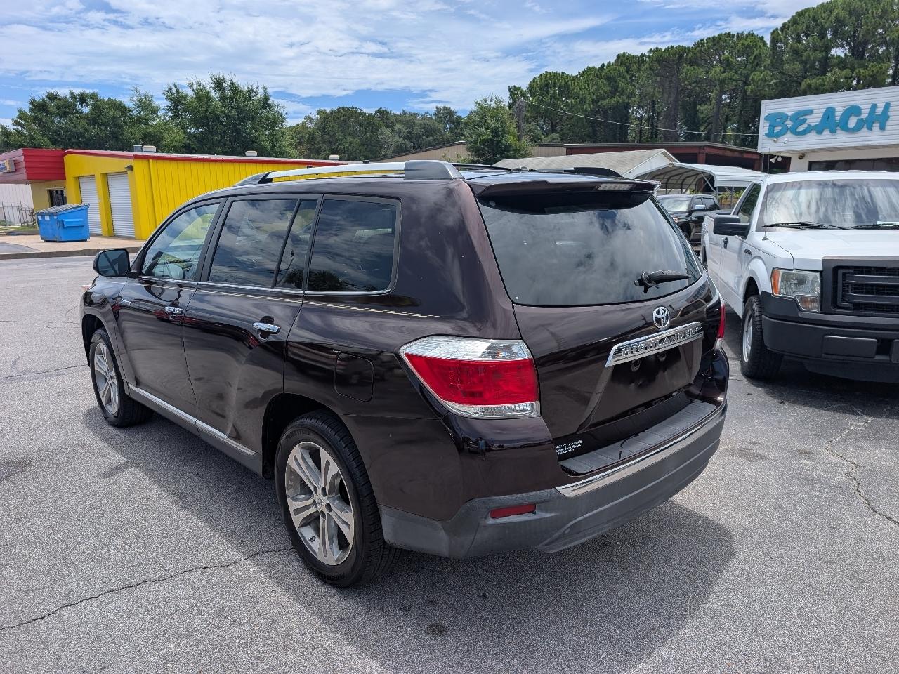 Toyota Highlander FWD 4dr V6 Limited (Natl) 2011
