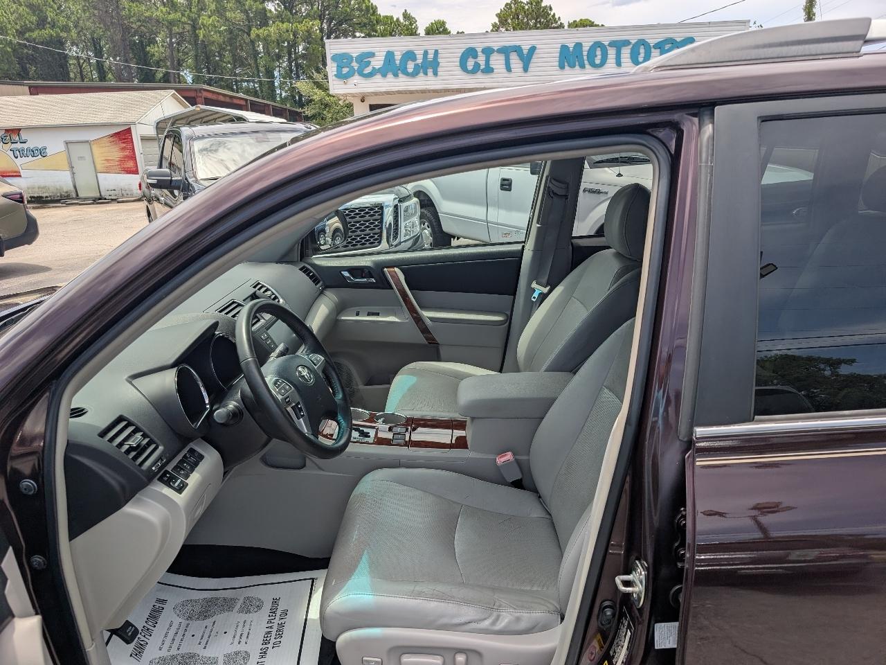 Toyota Highlander FWD 4dr V6 Limited (Natl) 2011