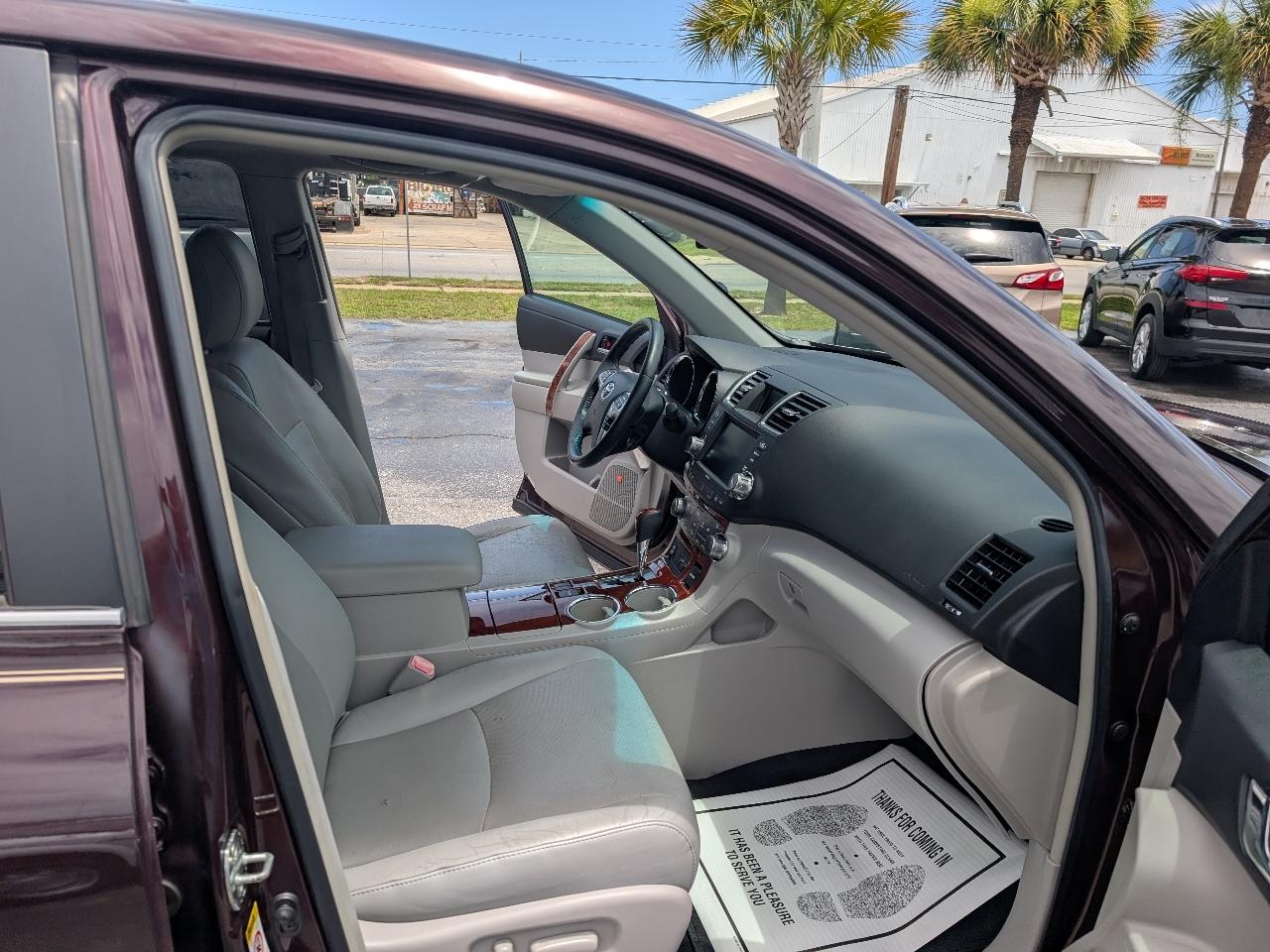 Toyota Highlander FWD 4dr V6 Limited (Natl) 2011
