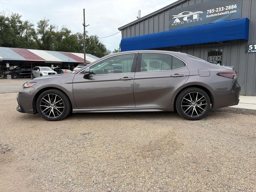 Toyota Camry SE 2022