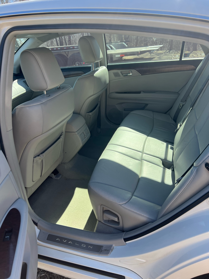 Toyota Avalon 4dr Sdn (Natl) 2011