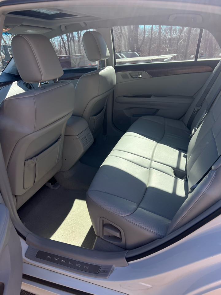 Toyota Avalon 4dr Sdn (Natl) 2011