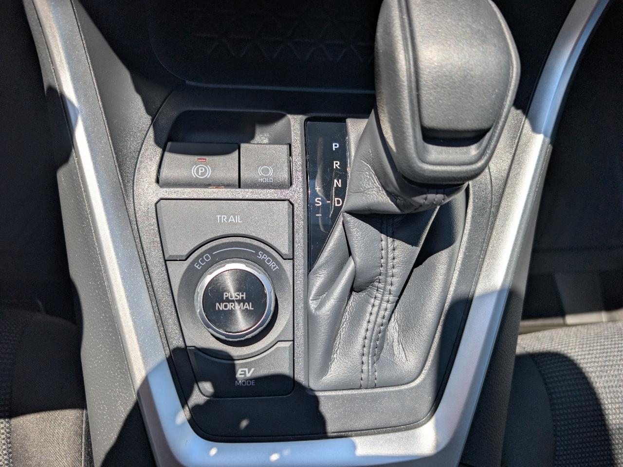 Toyota RAV4 Hybrid LE AWD (Natl) 2025