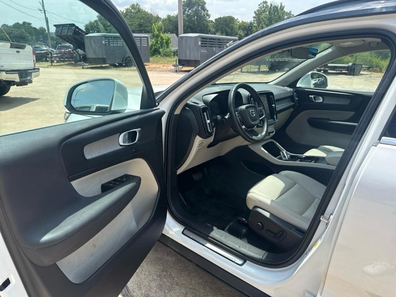Volvo XC40 B5 AWD Plus Bright Theme 2024