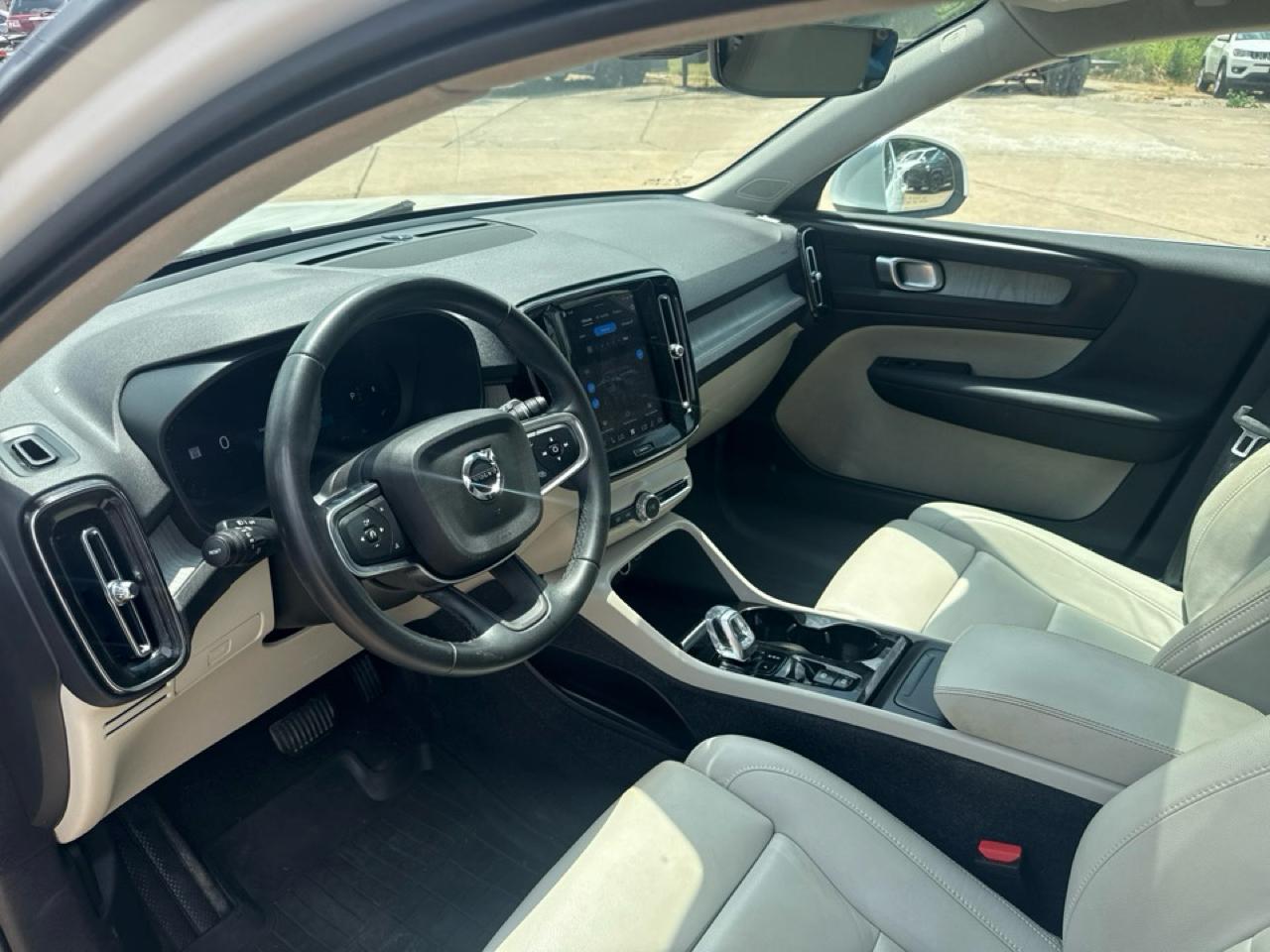 Volvo XC40 B5 AWD Plus Bright Theme 2024