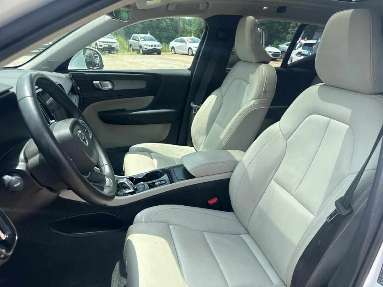 Volvo XC40 B5 AWD Plus Bright Theme 2024