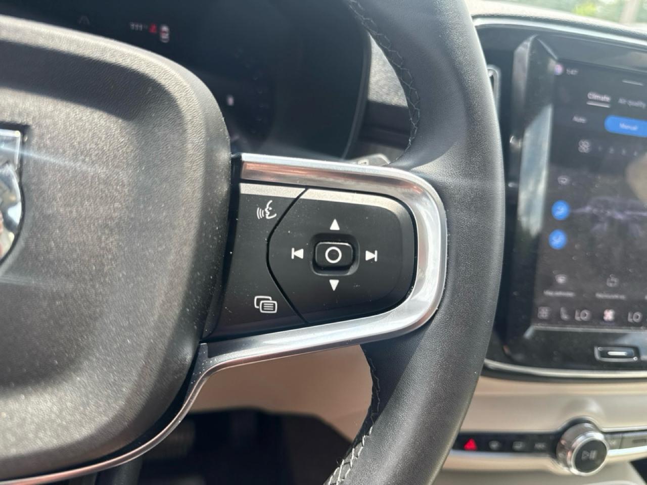 Volvo XC40 B5 AWD Plus Bright Theme 2024
