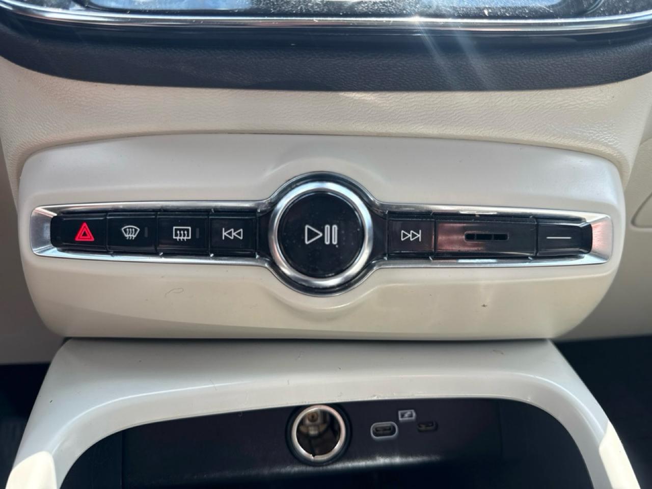 Volvo XC40 B5 AWD Plus Bright Theme 2024