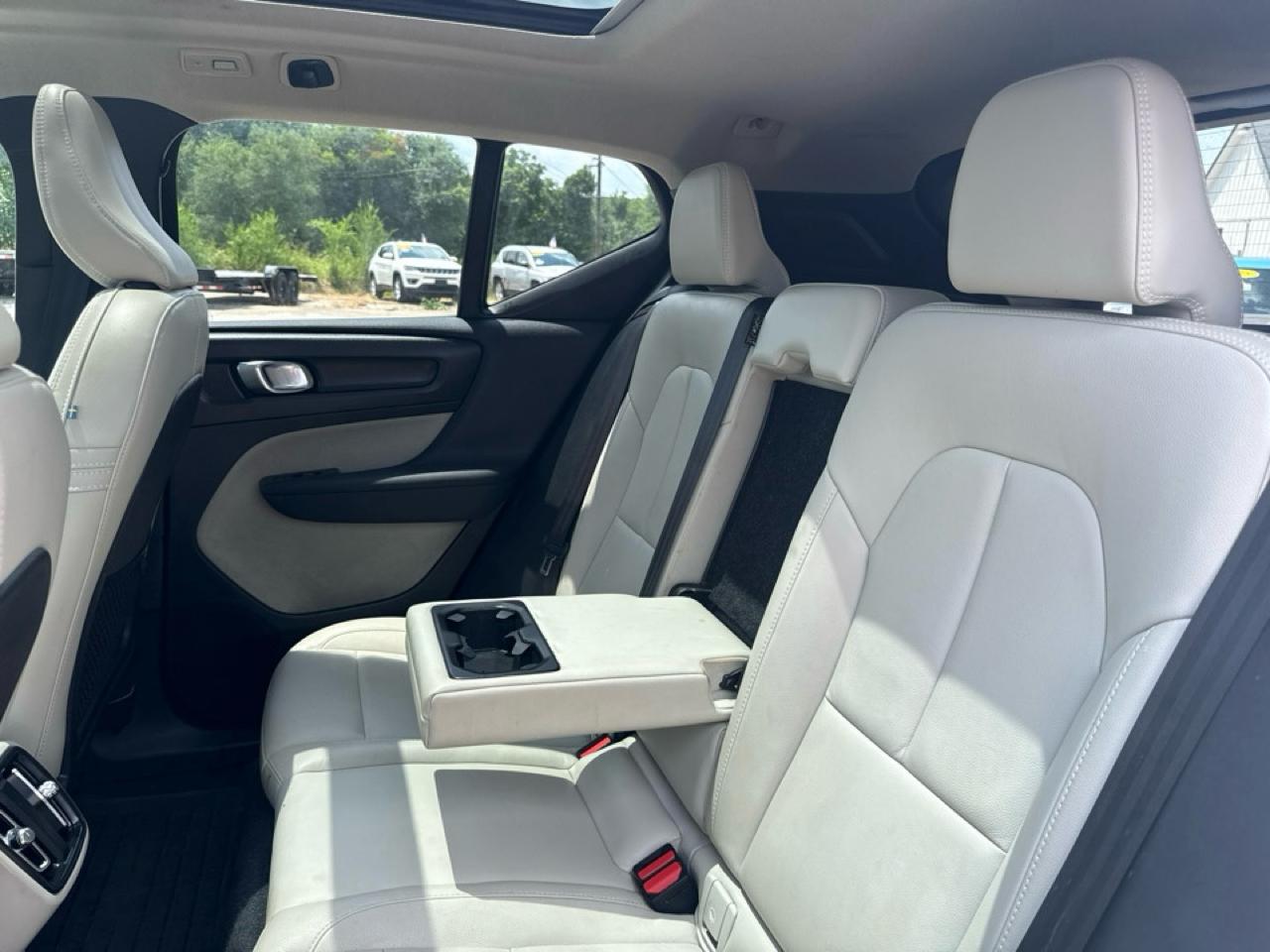 Volvo XC40 B5 AWD Plus Bright Theme 2024