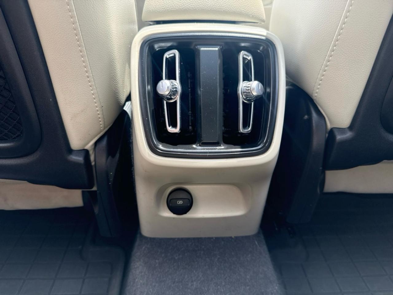 Volvo XC40 B5 AWD Plus Bright Theme 2024
