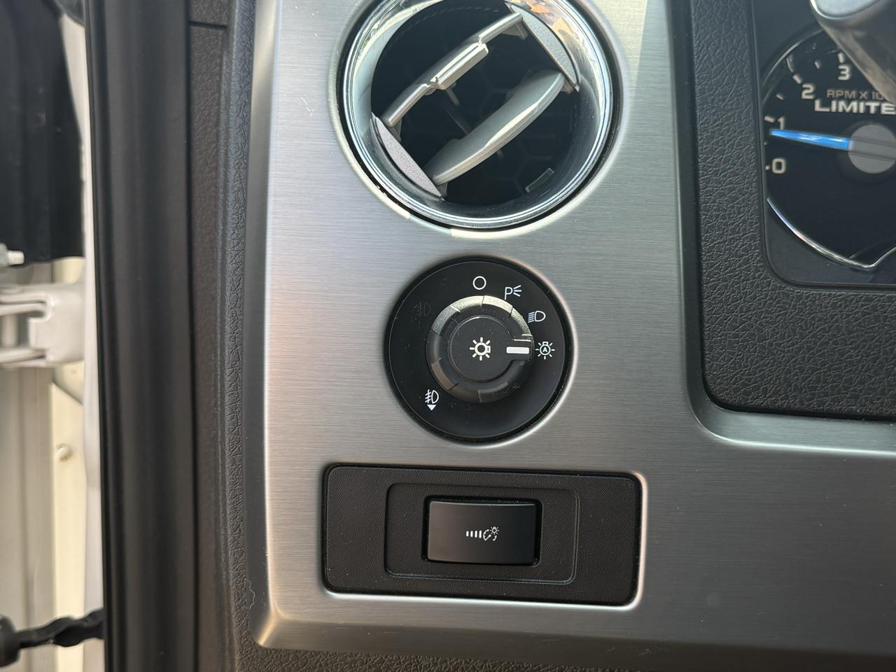 Ford F-150 4WD SuperCrew 145" XL 2014