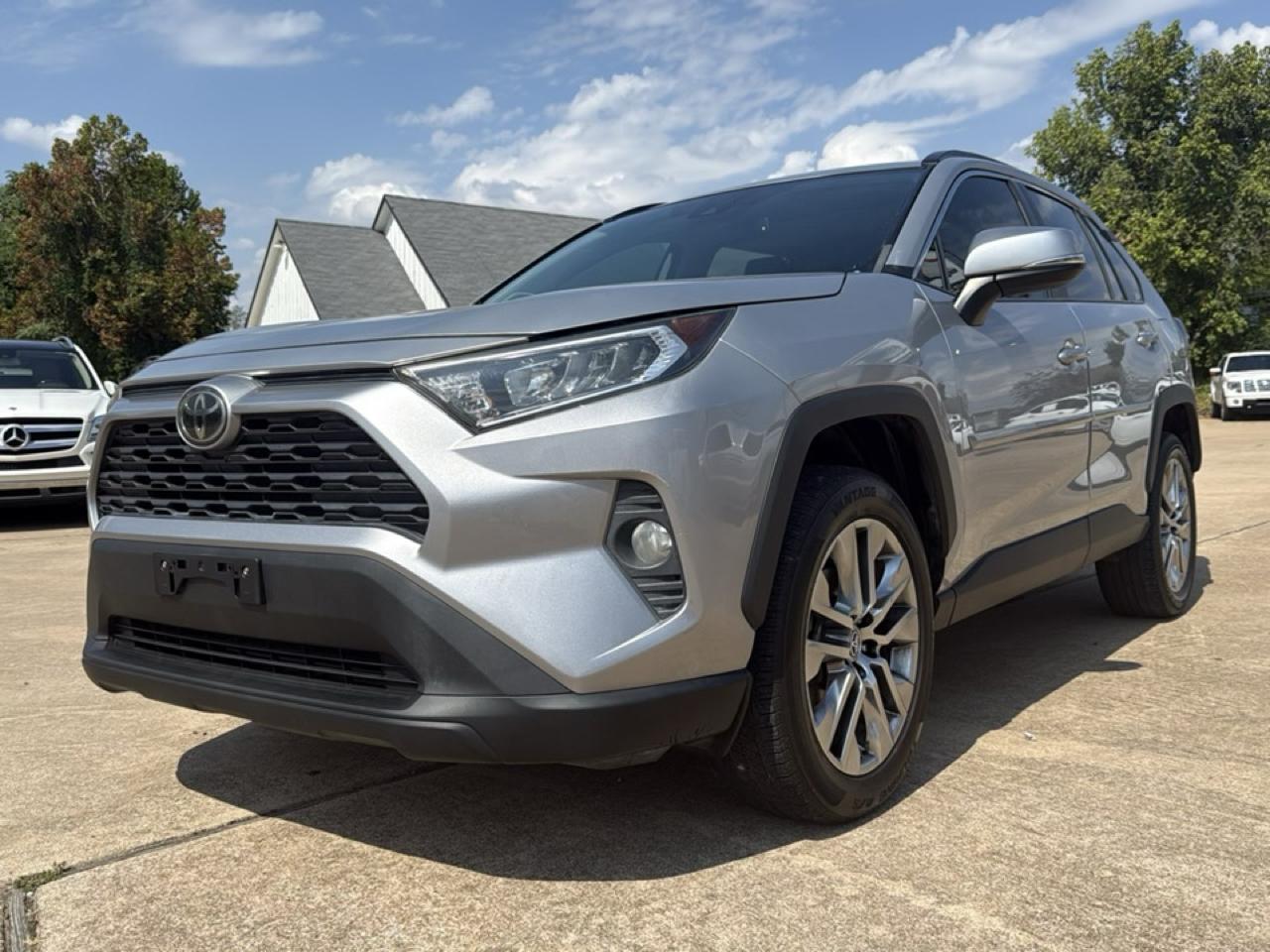 Toyota RAV4 XLE Premium FWD (Natl) 2019