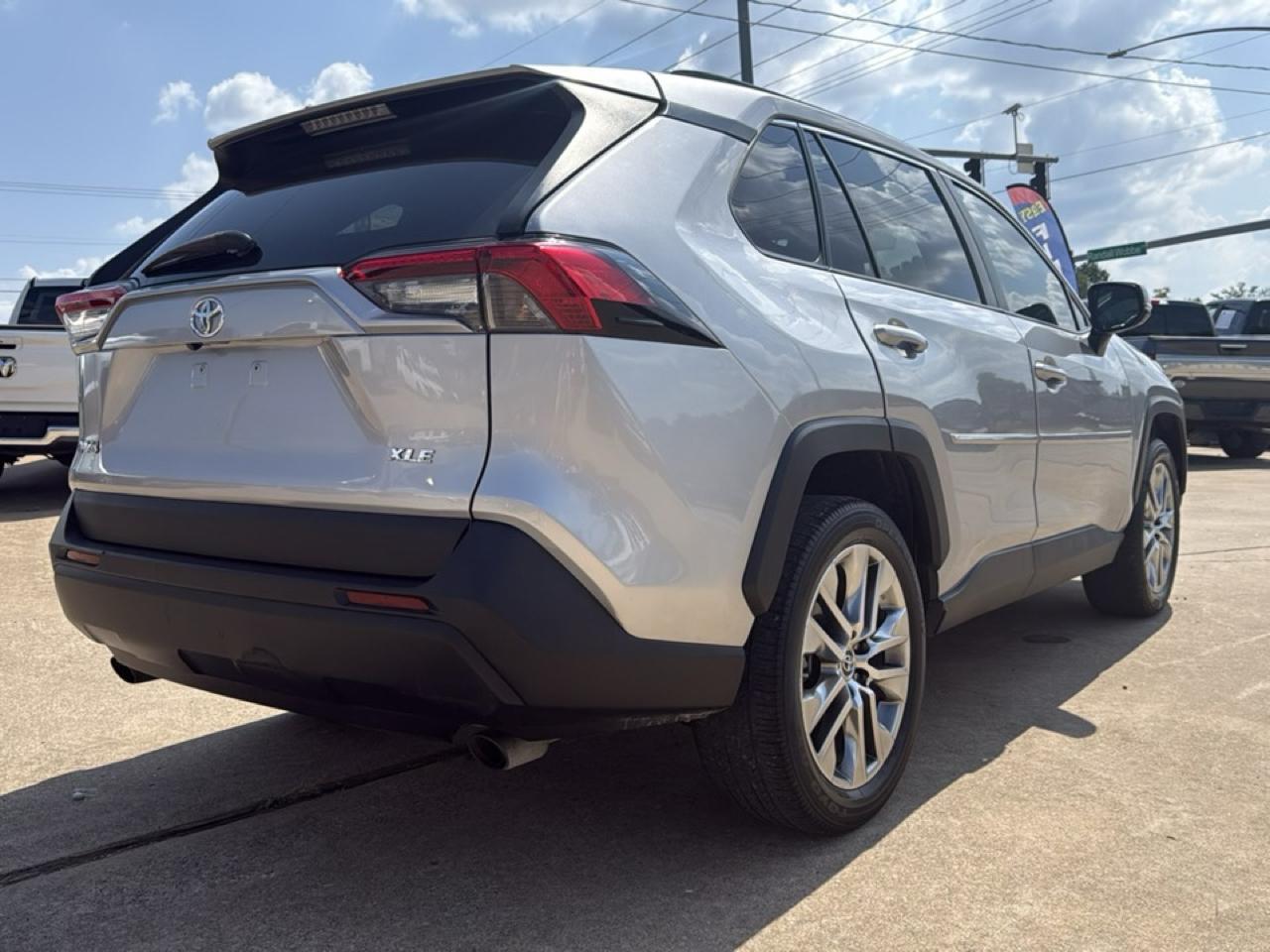 Toyota RAV4 XLE Premium FWD (Natl) 2019
