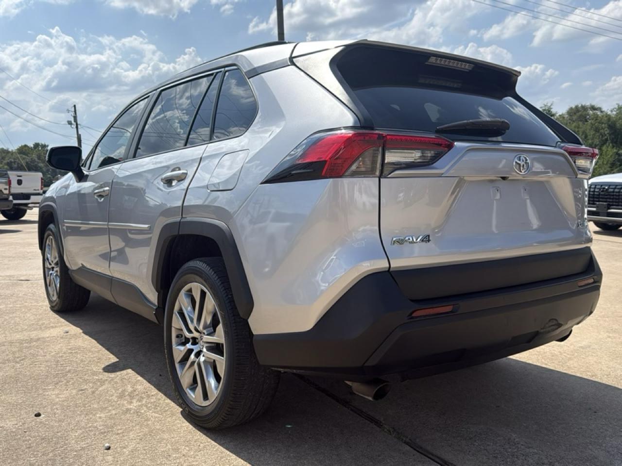 Toyota RAV4 XLE Premium FWD (Natl) 2019