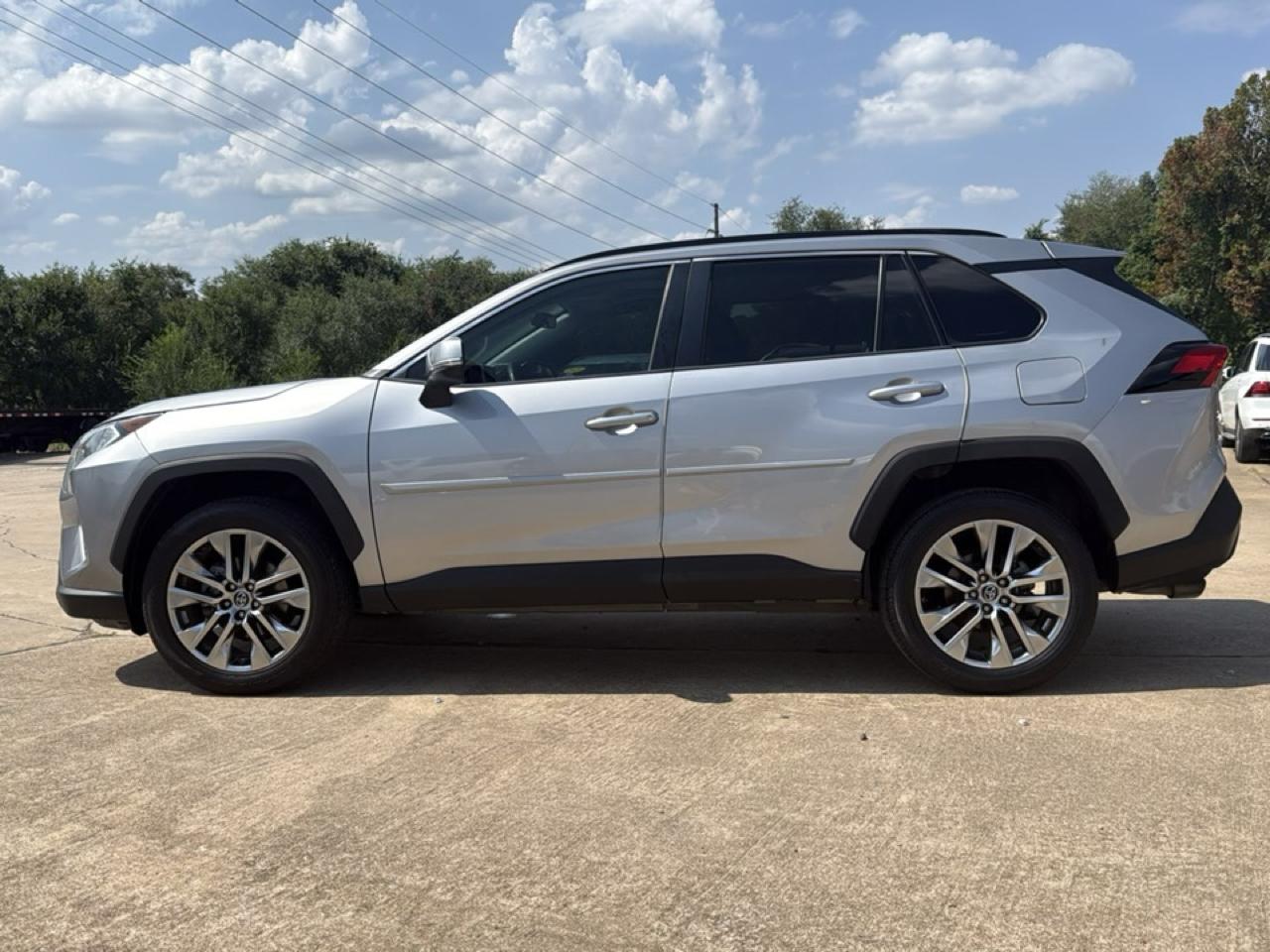 Toyota RAV4 XLE Premium FWD (Natl) 2019