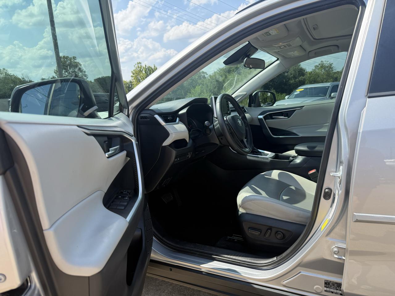 Toyota RAV4 XLE Premium FWD (Natl) 2019