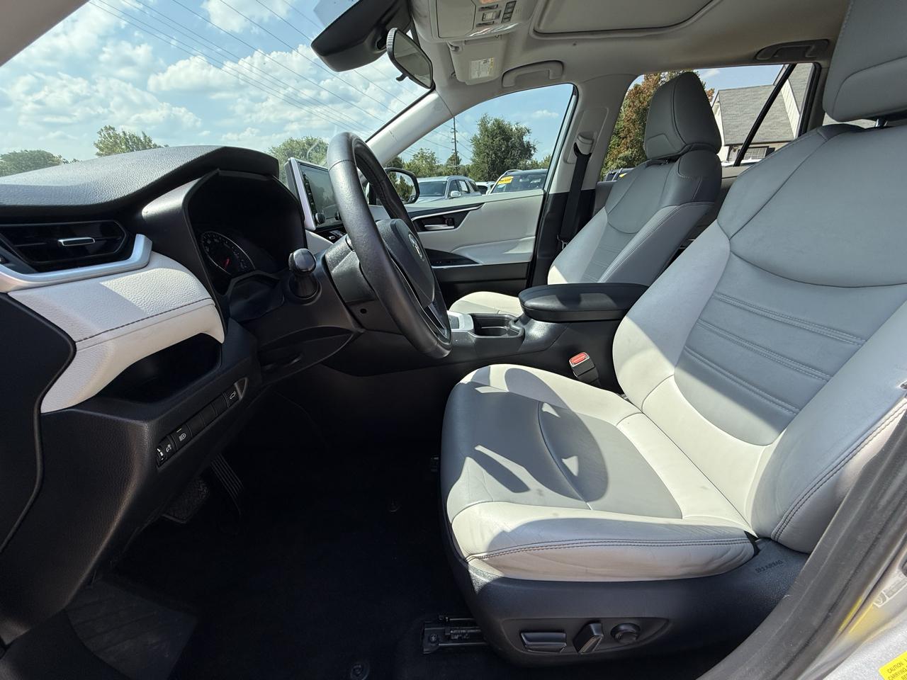 Toyota RAV4 XLE Premium FWD (Natl) 2019