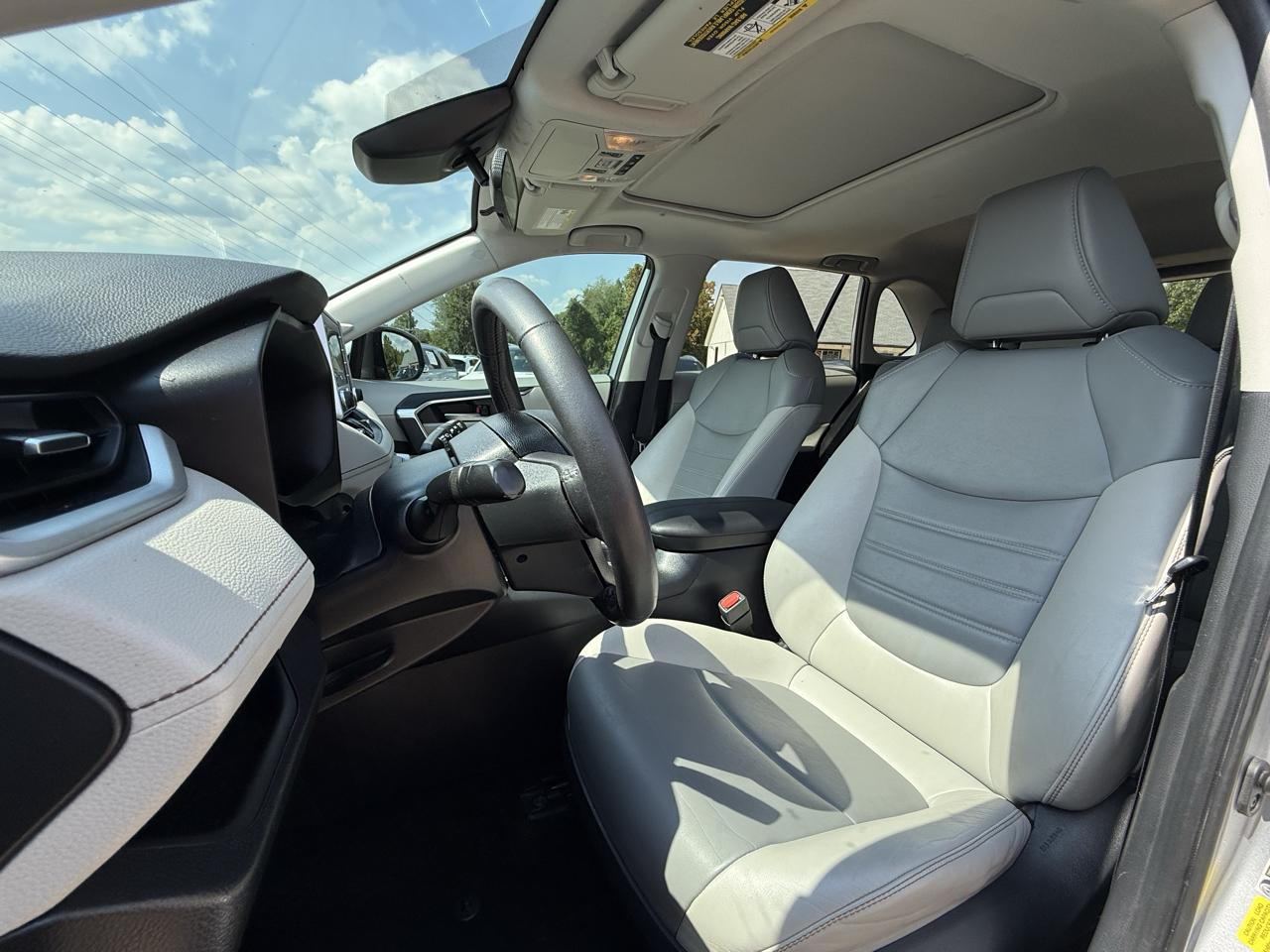 Toyota RAV4 XLE Premium FWD (Natl) 2019