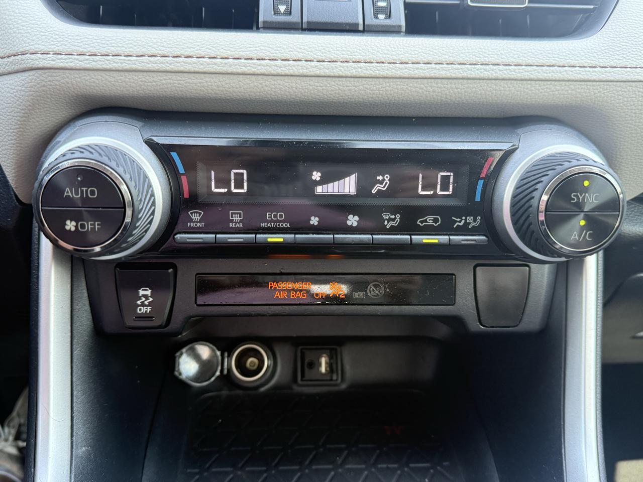 Toyota RAV4 XLE Premium FWD (Natl) 2019