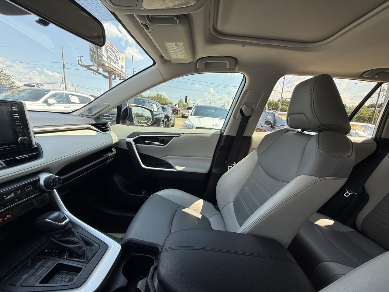 Toyota RAV4 XLE Premium FWD (Natl) 2019