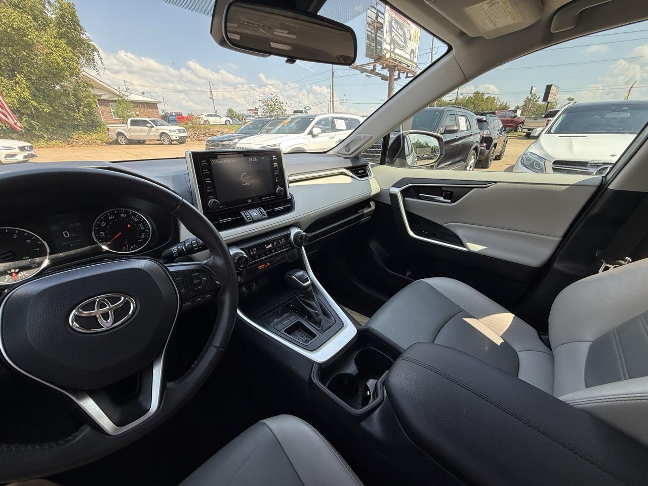 Toyota RAV4 XLE Premium FWD (Natl) 2019