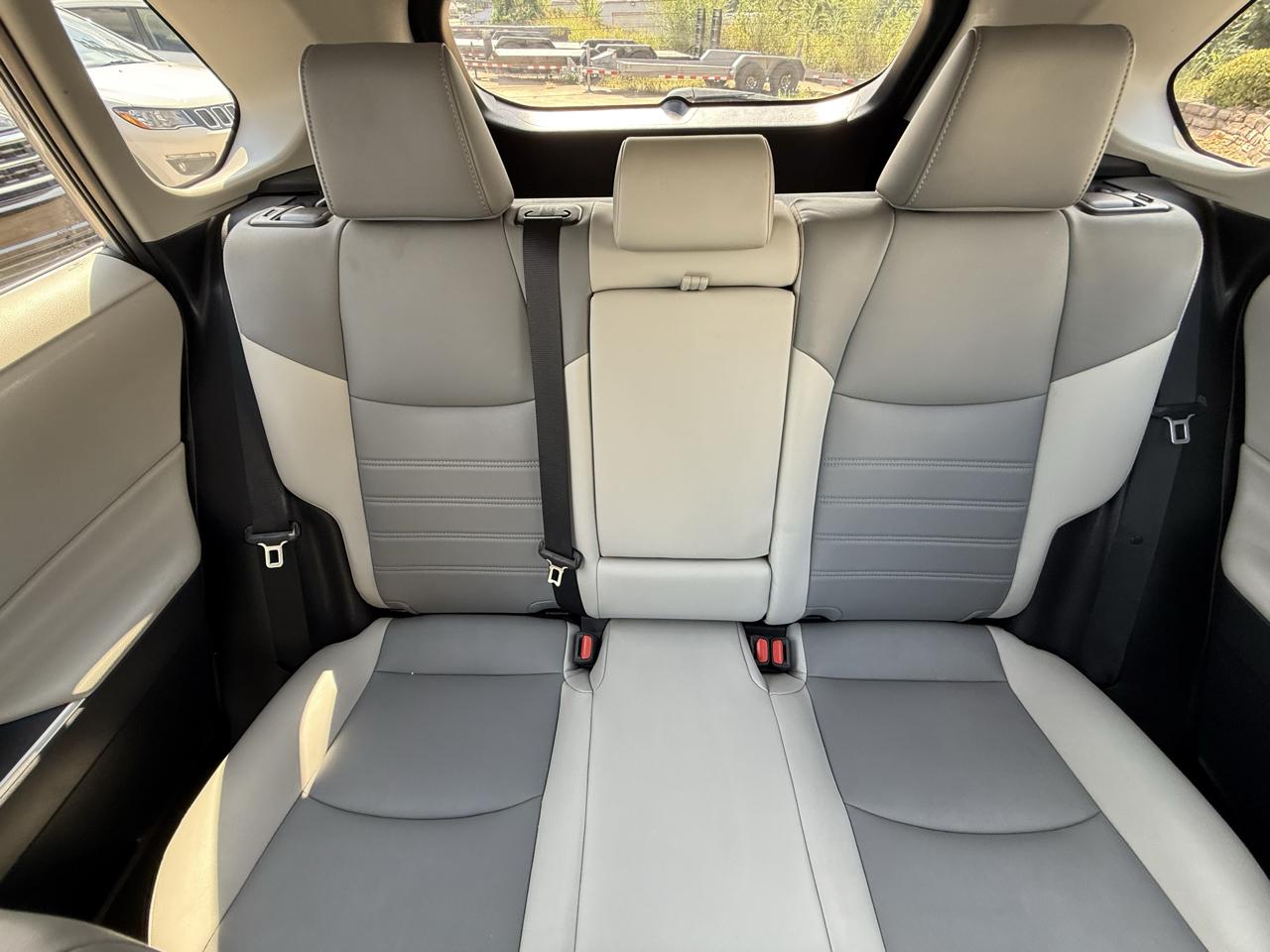 Toyota RAV4 XLE Premium FWD (Natl) 2019