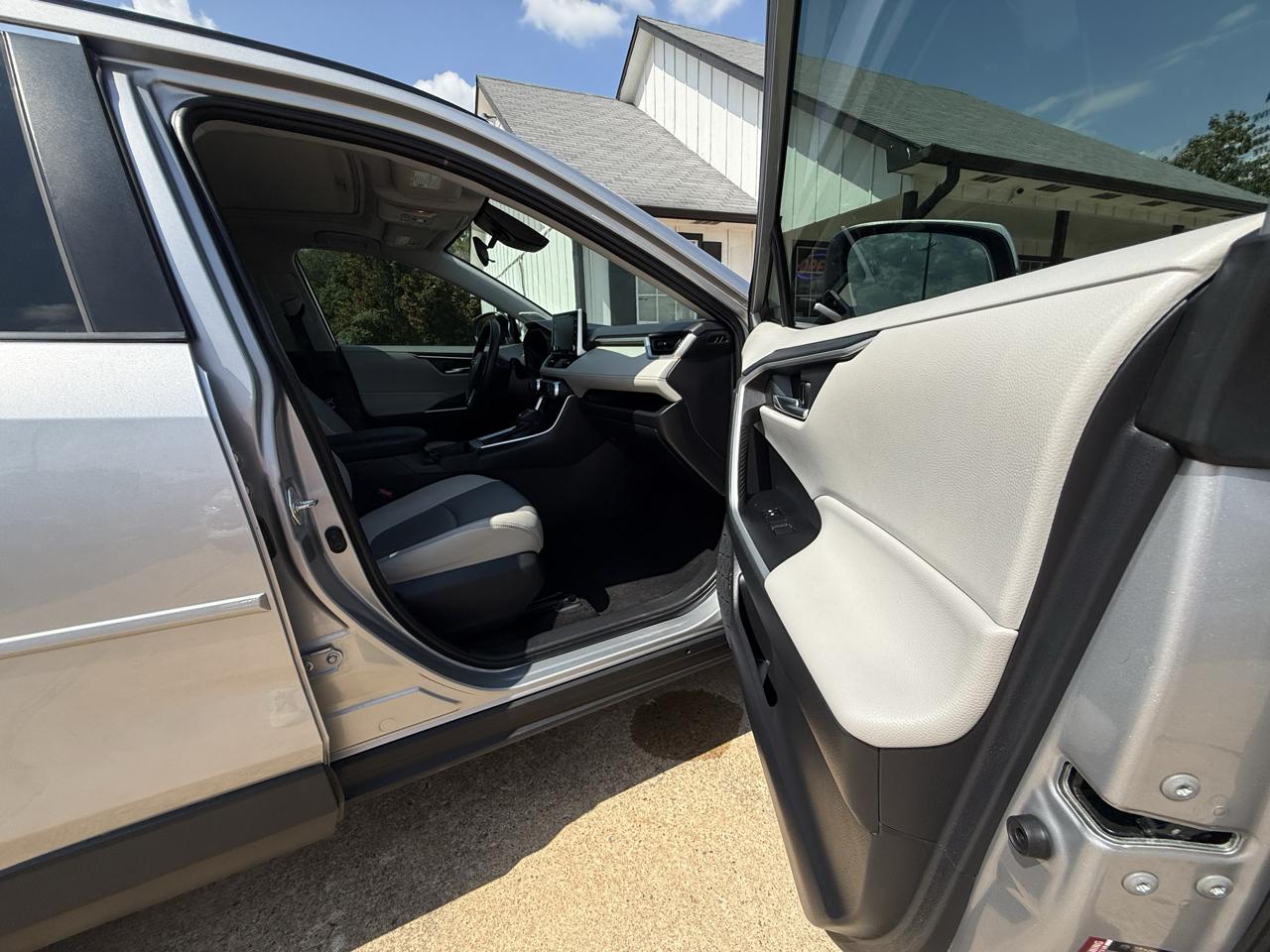 Toyota RAV4 XLE Premium FWD (Natl) 2019