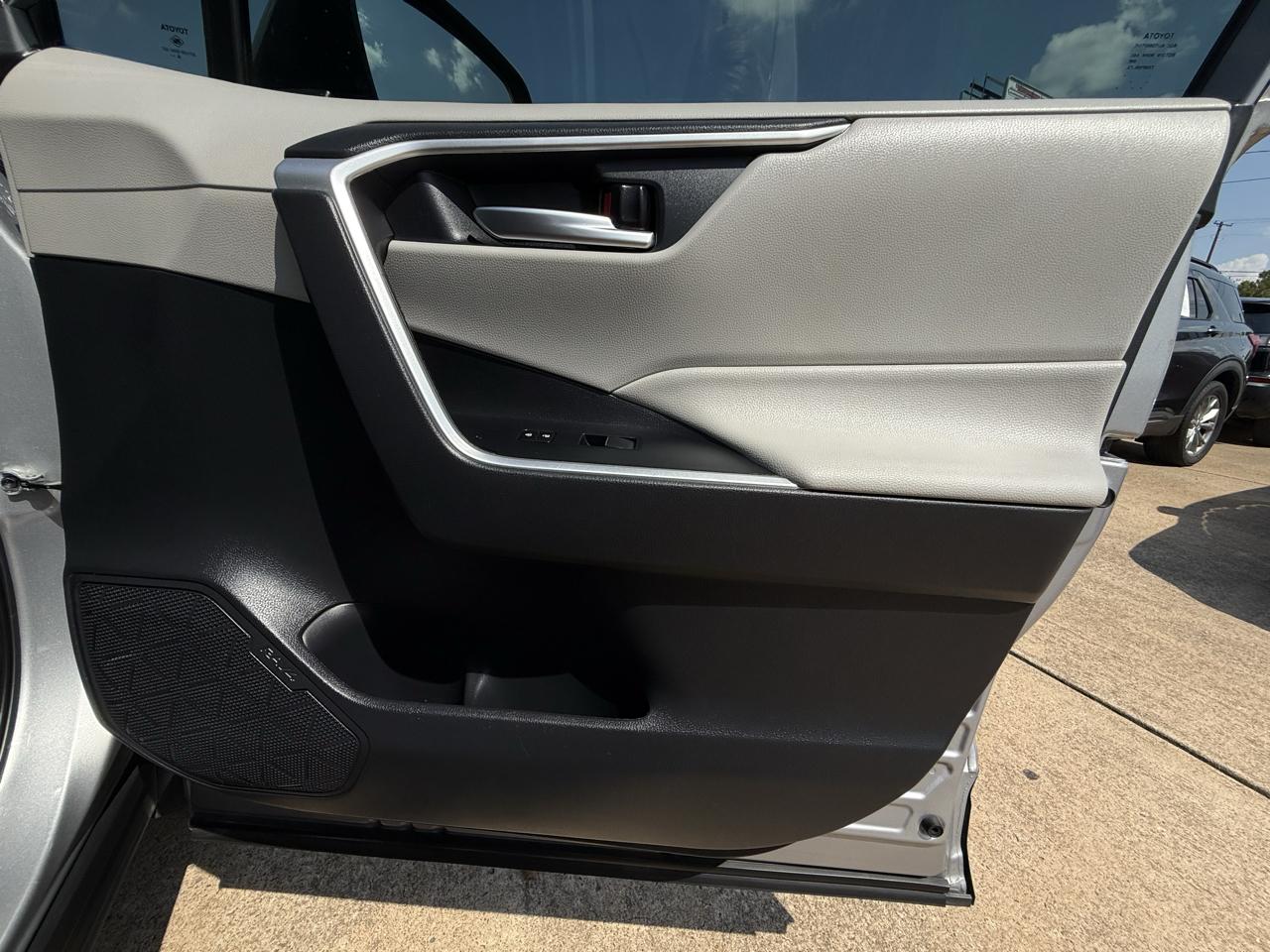Toyota RAV4 XLE Premium FWD (Natl) 2019