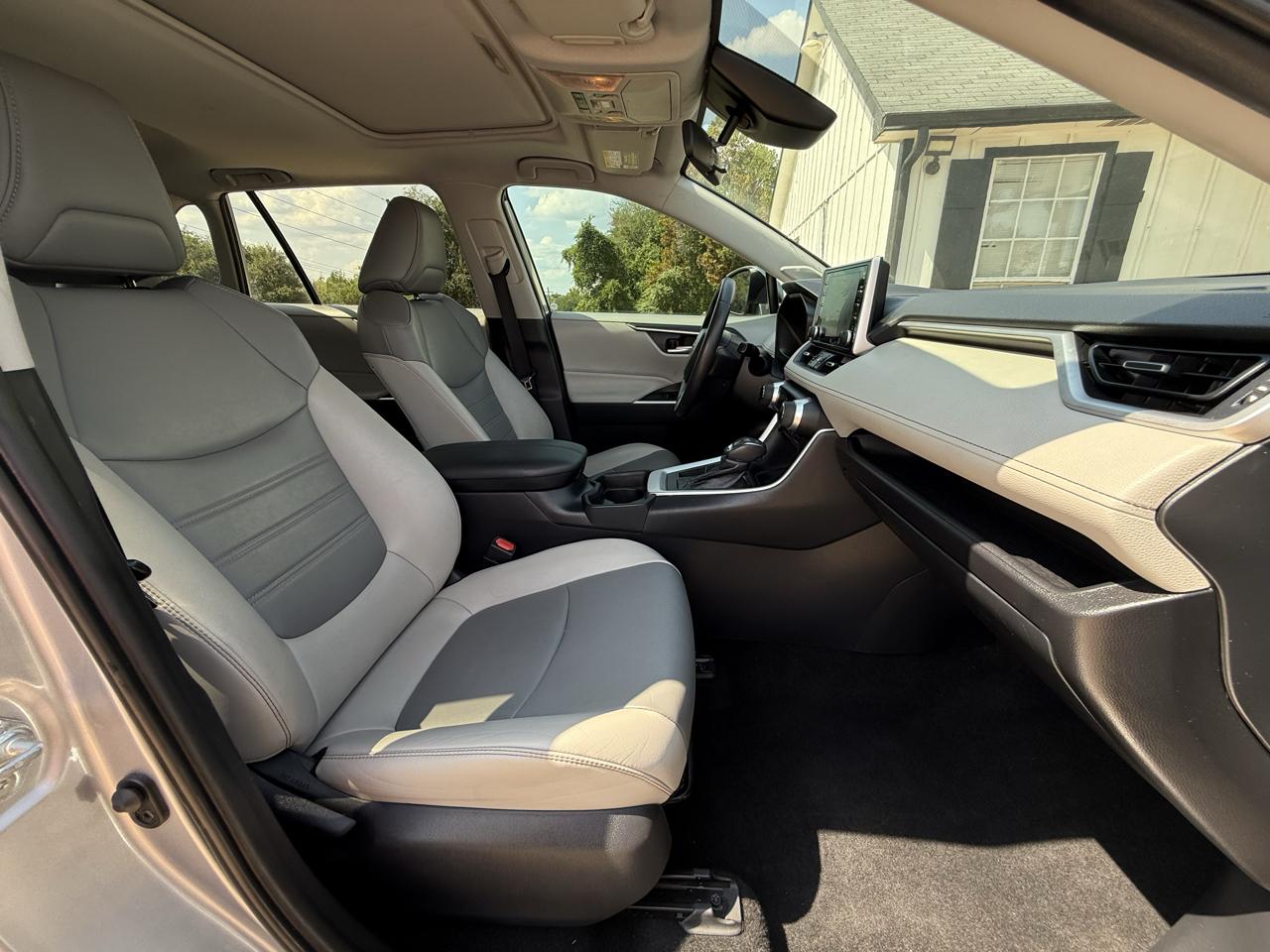 Toyota RAV4 XLE Premium FWD (Natl) 2019