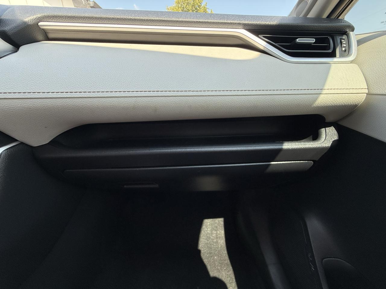 Toyota RAV4 XLE Premium FWD (Natl) 2019