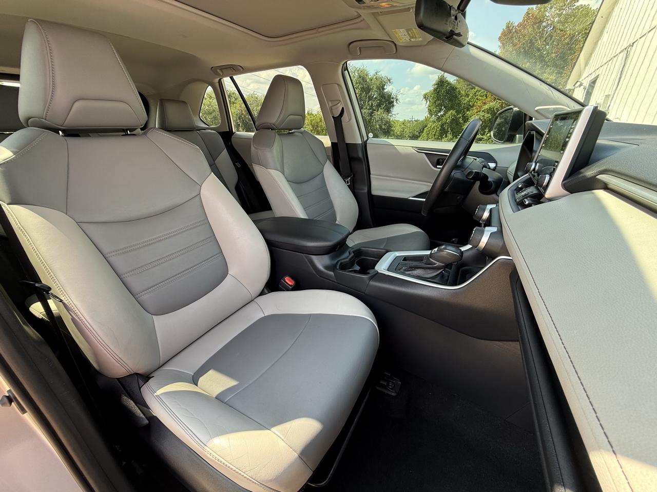 Toyota RAV4 XLE Premium FWD (Natl) 2019
