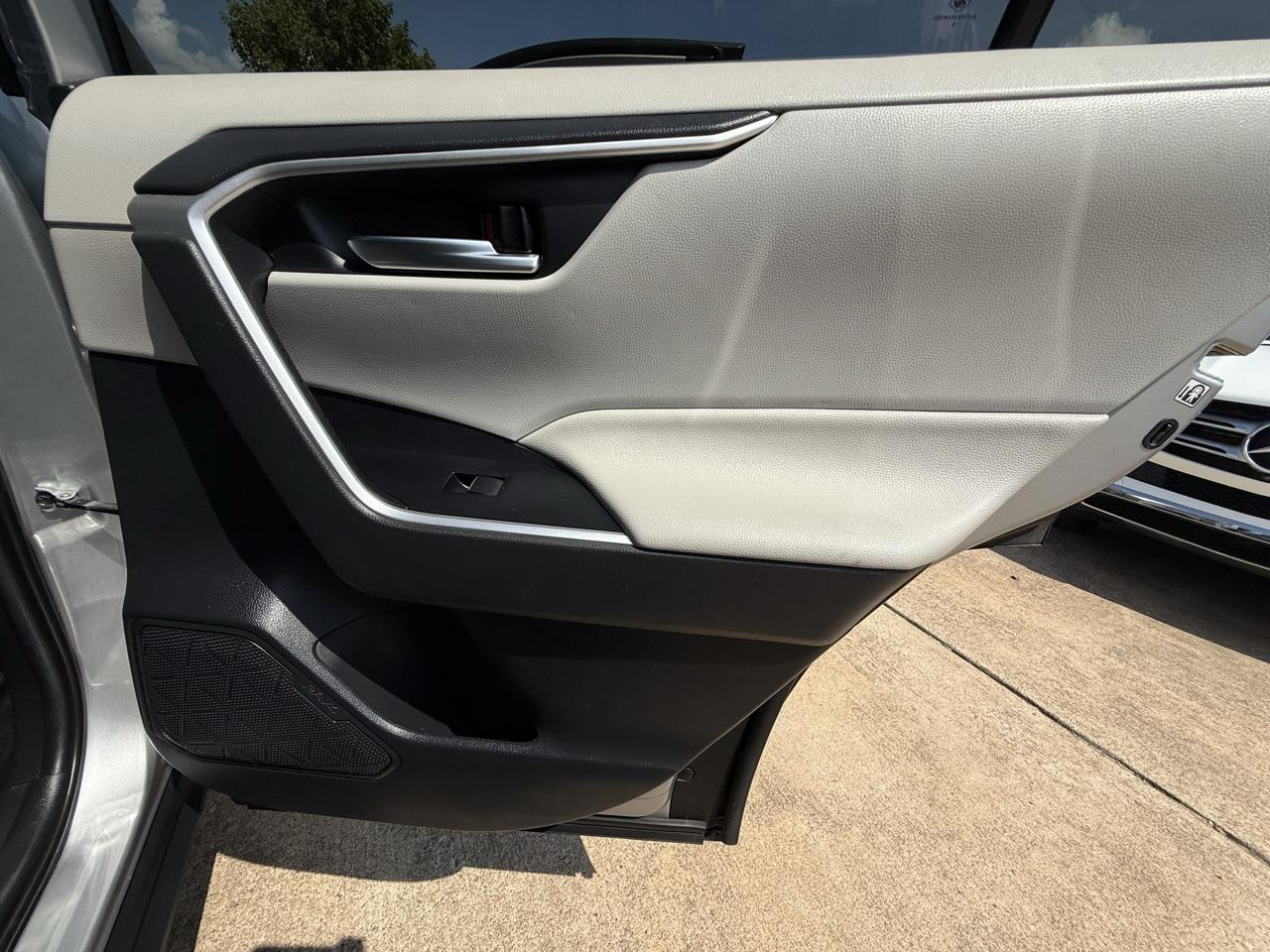 Toyota RAV4 XLE Premium FWD (Natl) 2019