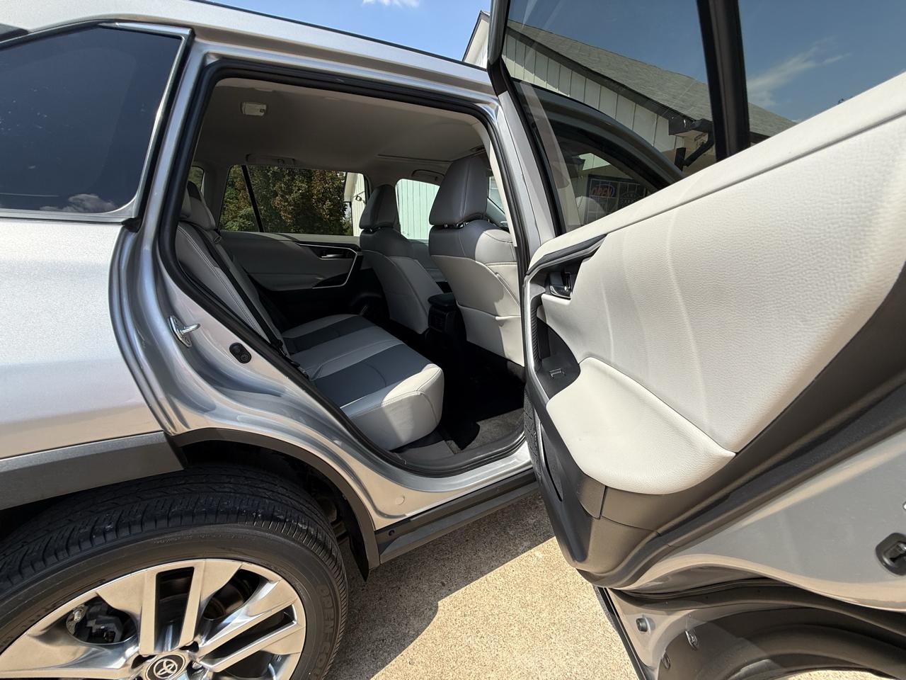 Toyota RAV4 XLE Premium FWD (Natl) 2019