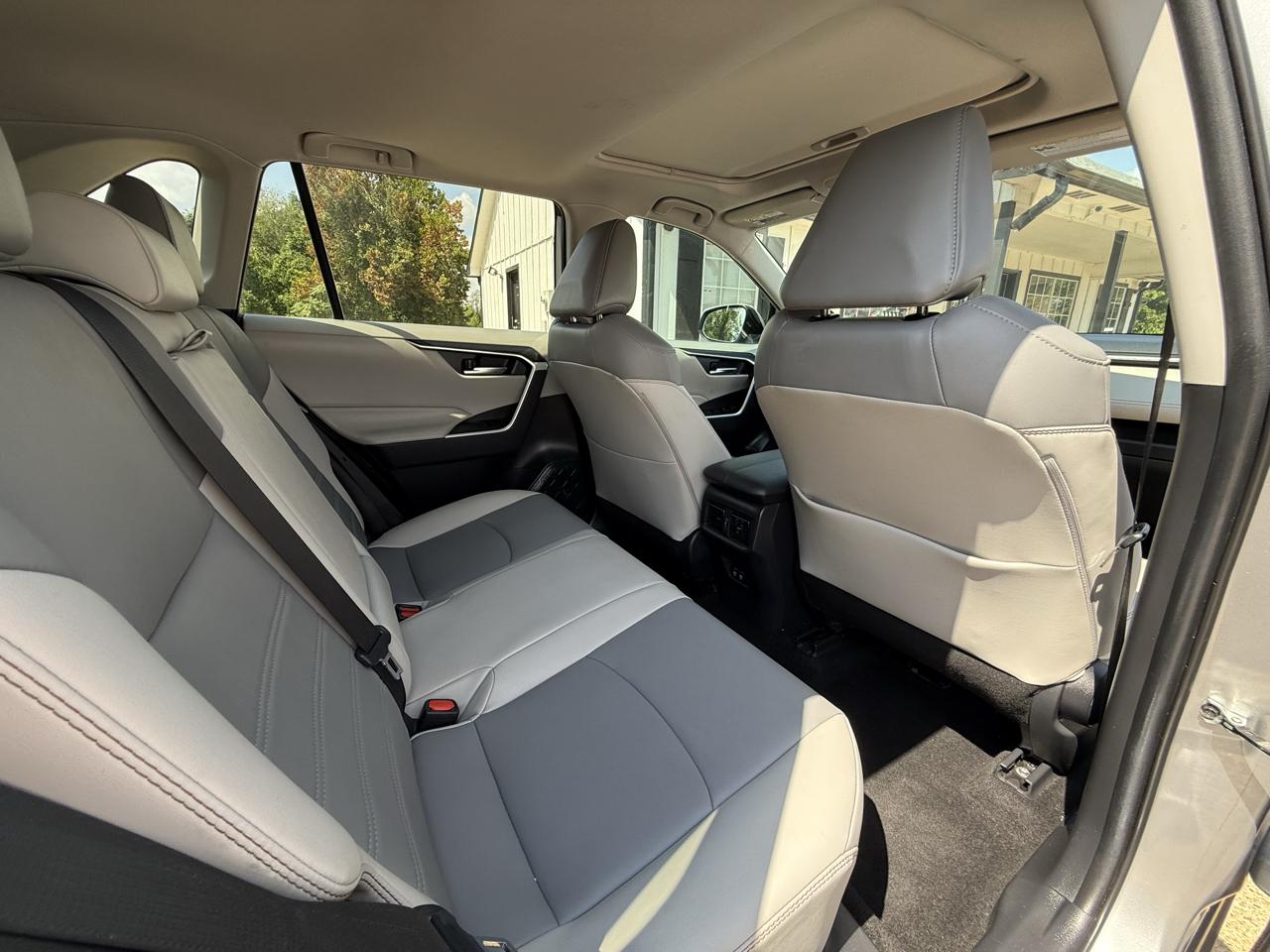 Toyota RAV4 XLE Premium FWD (Natl) 2019