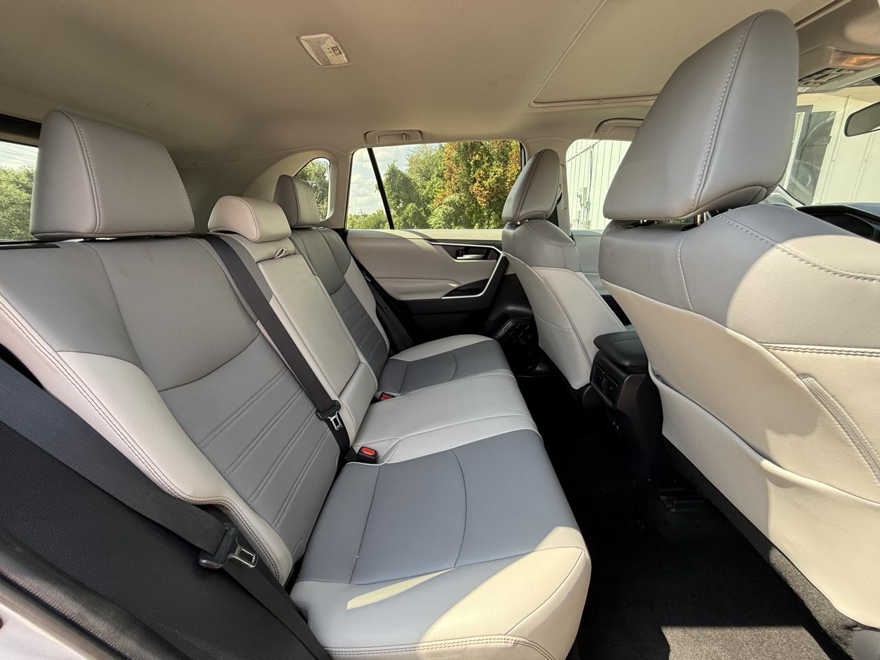 Toyota RAV4 XLE Premium FWD (Natl) 2019