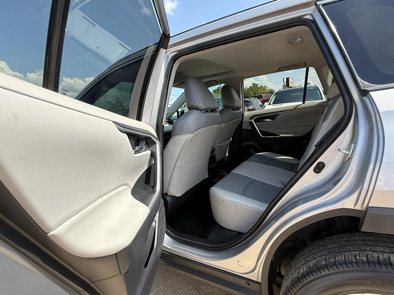 Toyota RAV4 XLE Premium FWD (Natl) 2019