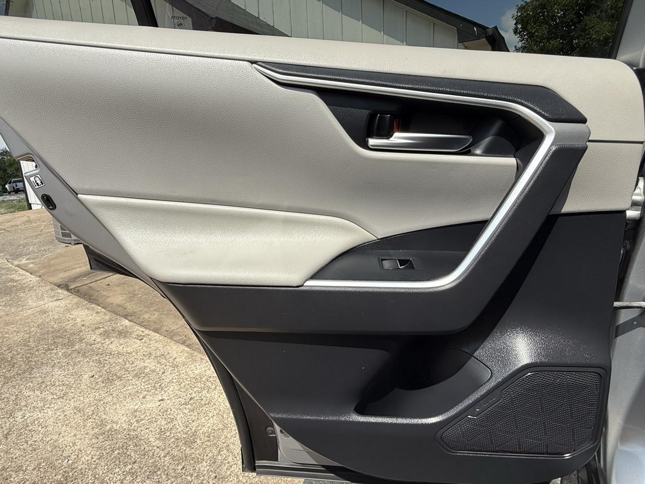 Toyota RAV4 XLE Premium FWD (Natl) 2019