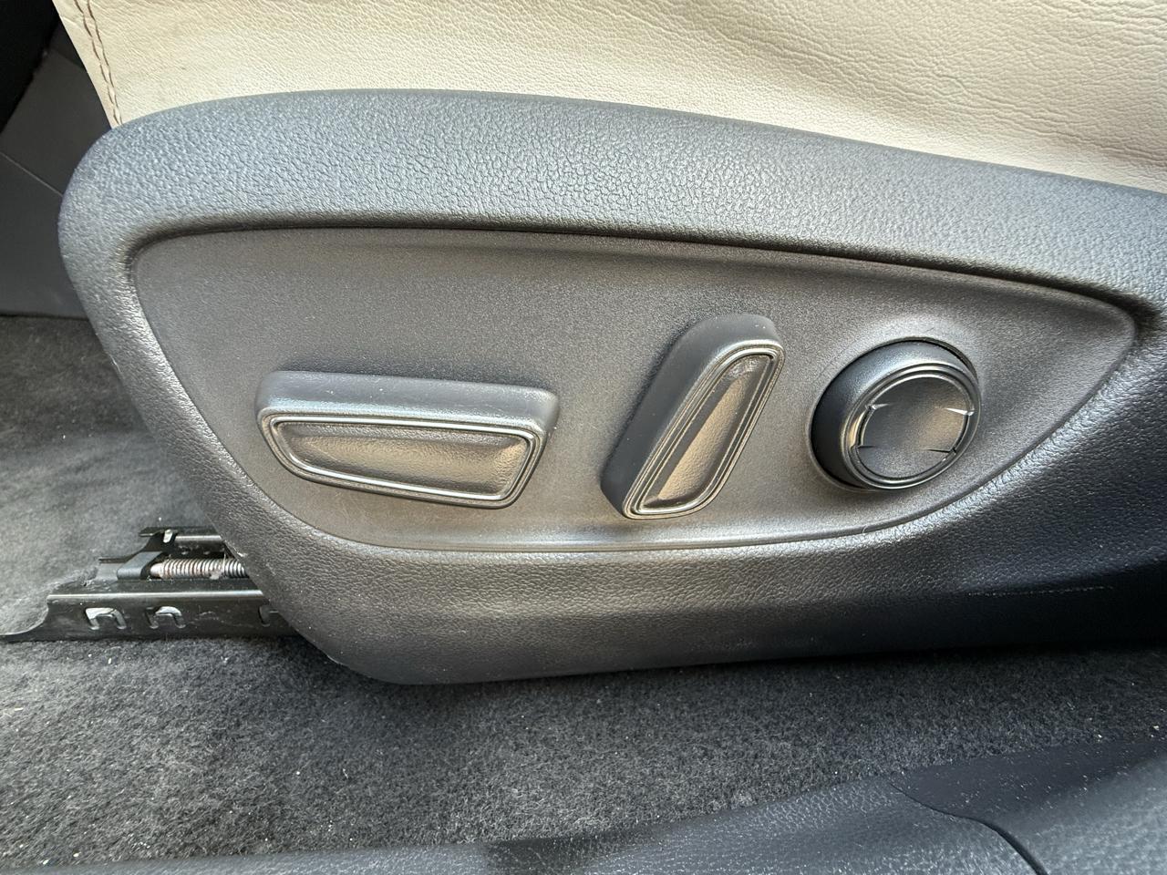 Toyota RAV4 XLE Premium FWD (Natl) 2019