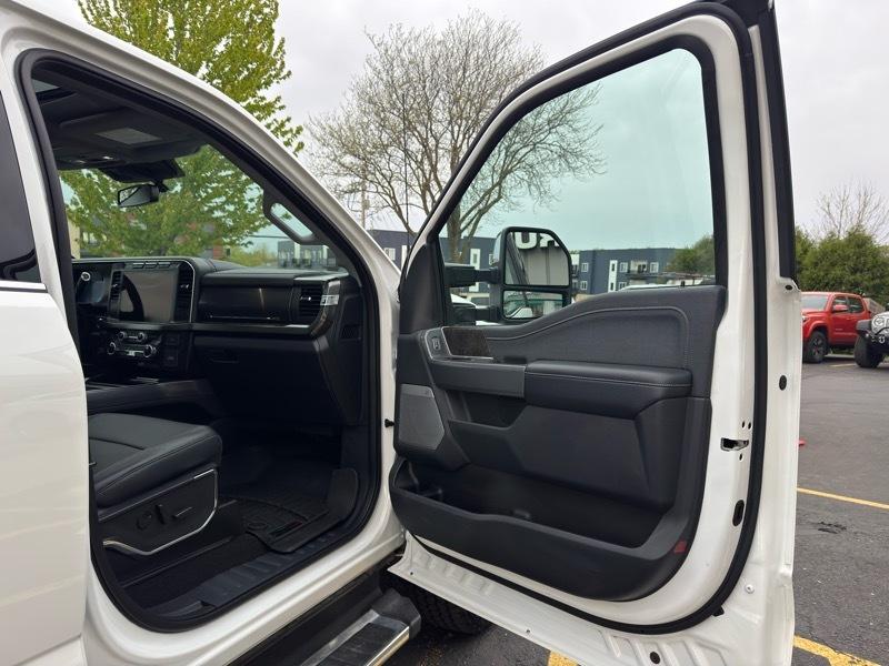 Ford F-350 SD King Ranch Crew Cab Long Bed 4WD 2023