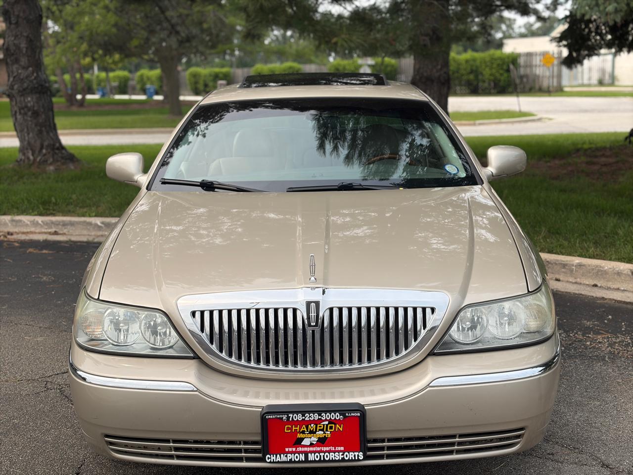 Lincoln Town Car 4dr Sdn Signature Limited 2010