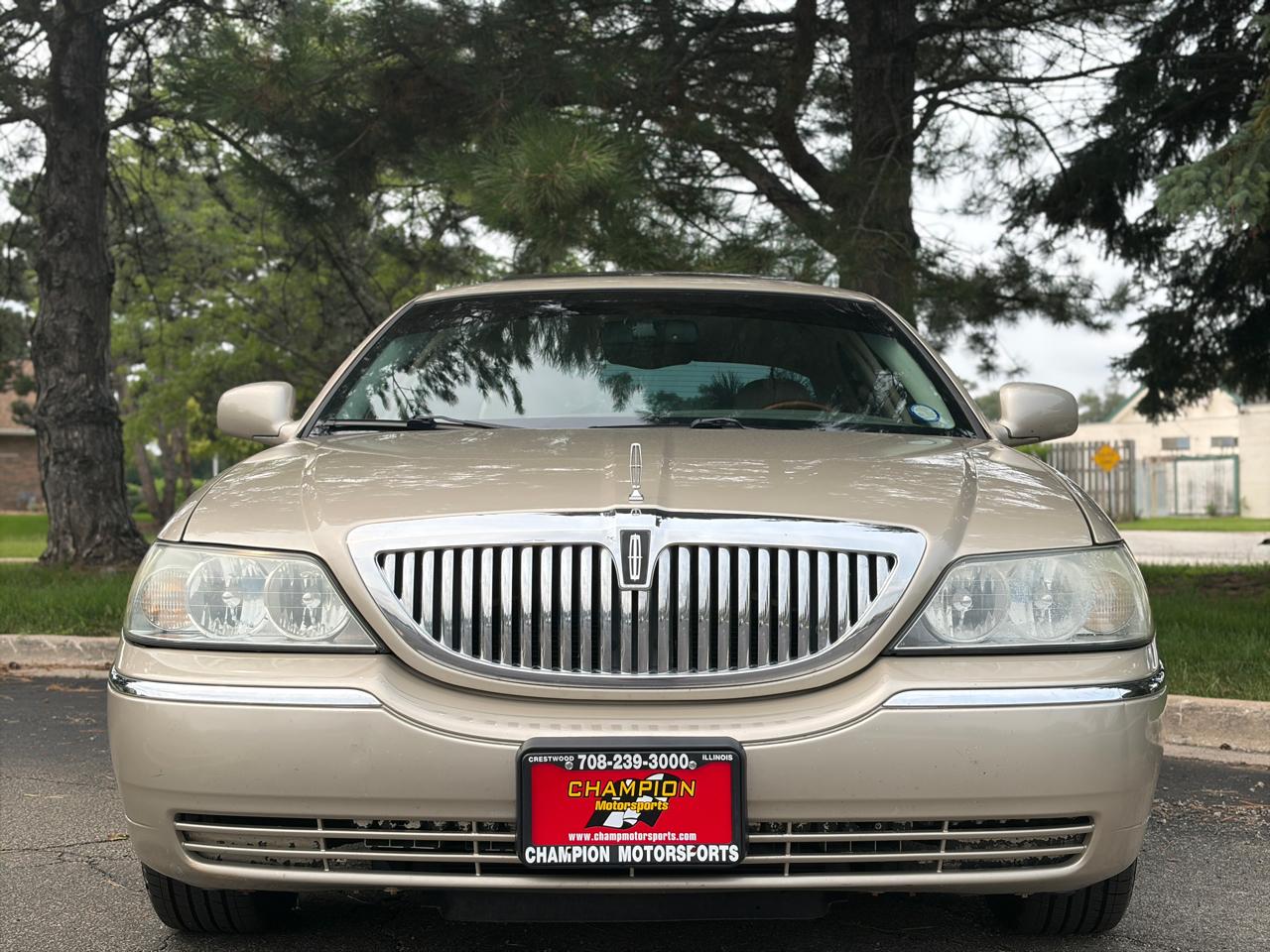 Lincoln Town Car 4dr Sdn Signature Limited 2010