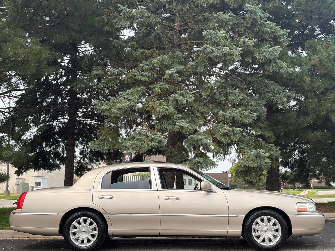 Lincoln Town Car 4dr Sdn Signature Limited 2010