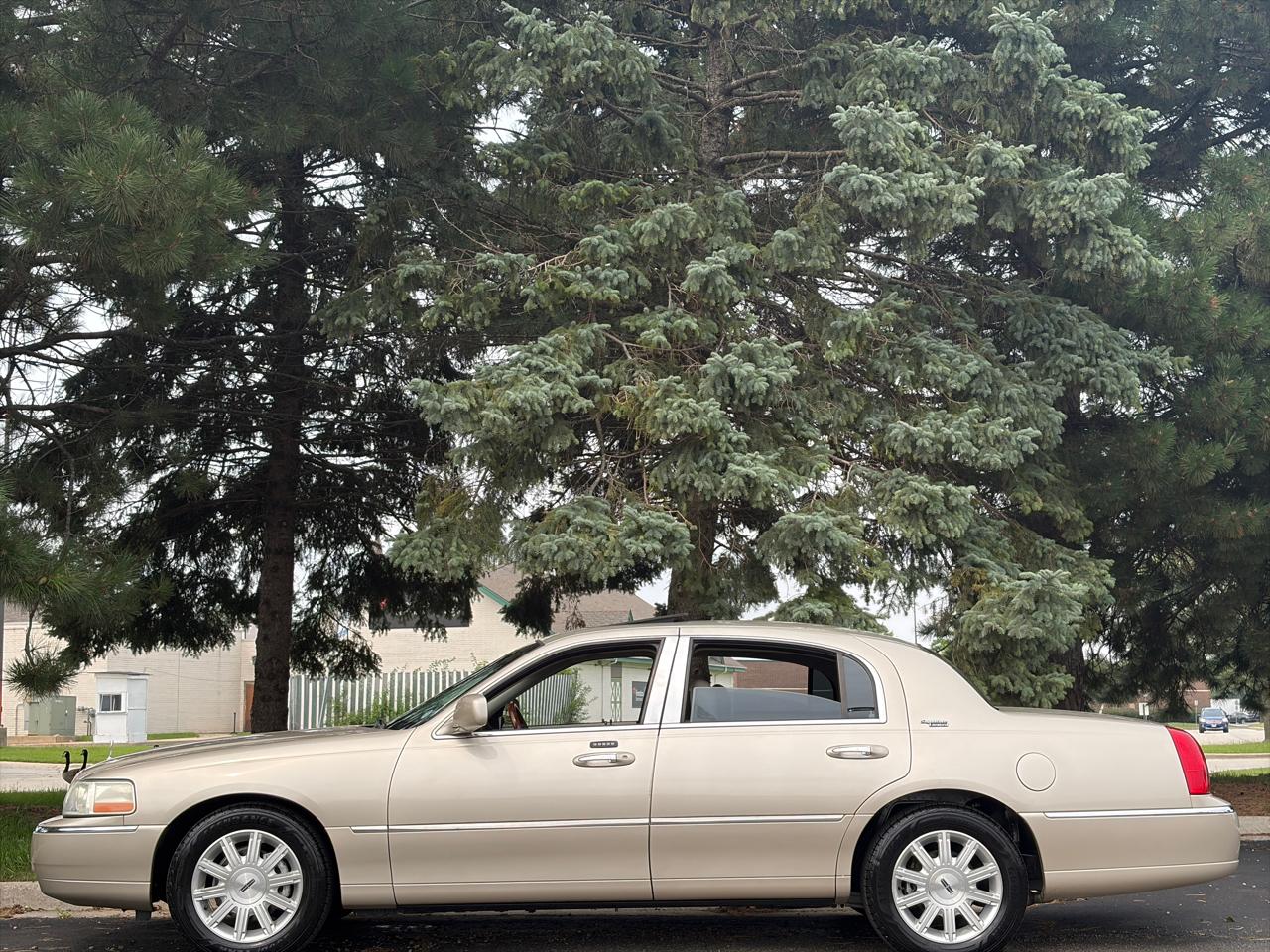 Lincoln Town Car 4dr Sdn Signature Limited 2010