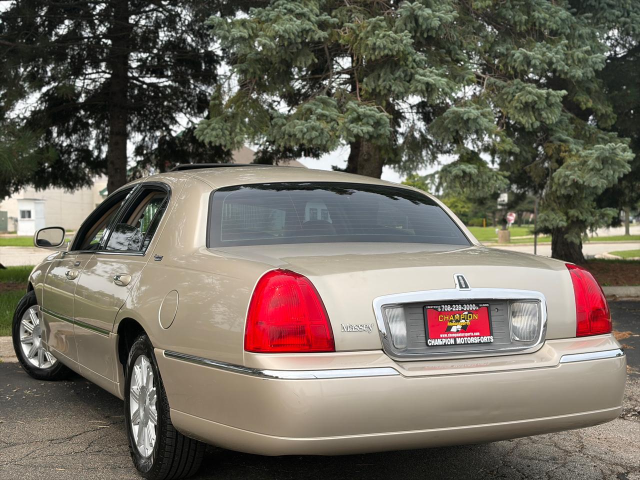 Lincoln Town Car 4dr Sdn Signature Limited 2010